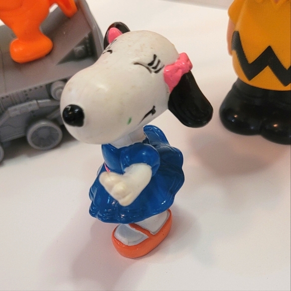 Snoopy Toys Peanuts Charlie Brown Happy Meal Toys Figures - Picture 2 of 2